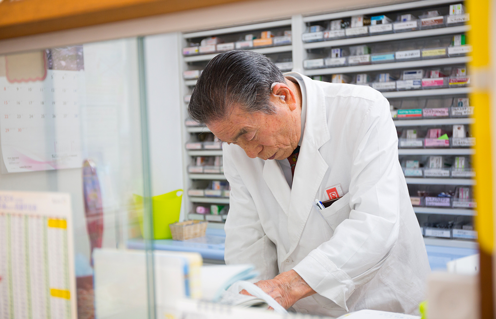 薬剤師調剤風景写真